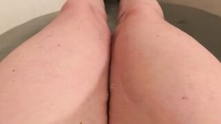 Playing with my Pussy in the Bath Tub