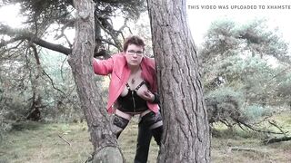 Dutch mature nympho gets orgasms during dogging in the woods