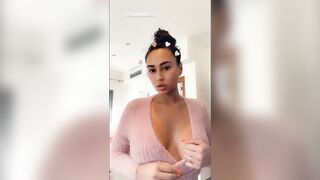 Astrid Nelsia (influencer) try hot tight outfits