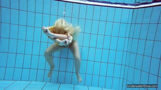 Pool babe Milana Voda hot nudist