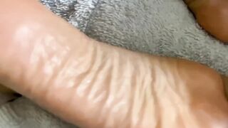 Black Girl Shakes out 2 Creampies onto her Bare Black Feet