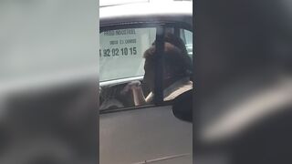 Il se fait sucer par une pute dans sa voiture