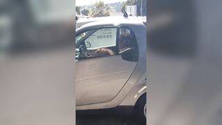 Il se fait sucer par une pute dans sa voiture