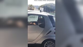 Il se fait sucer par une pute dans sa voiture