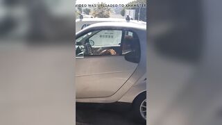 Il se fait sucer par une pute dans sa voiture