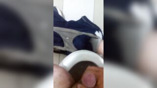 Sacando leche en baño publico