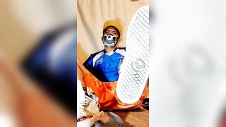 chacalito chacal mexicano en shorts mostrando patas pies y tenis casero trusa soccer fútbol