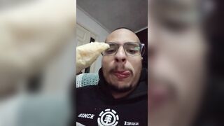 Garoto comendo um folhado de salsicha