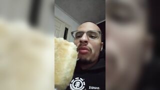 Garoto comendo um folhado de salsicha