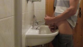 1986-12 / Quick relief at the washbasin - jerking into the sink