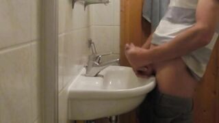 1986-12 / Quick relief at the washbasin - jerking into the sink