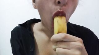 DEEPTHROAT TO A BANANA