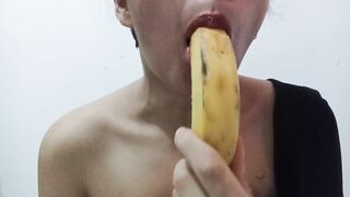 SUCKING BANANA