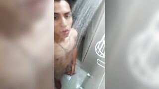 Nos Metemos A Bañar...