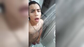 Nos Metemos A Bañar...