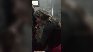 Tinder Girl doing Blowjob in Caffe’s Toilet