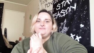 BBW licking and sucking toes