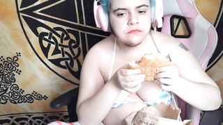 EATING A BURGER AND BURPING MUKBANG