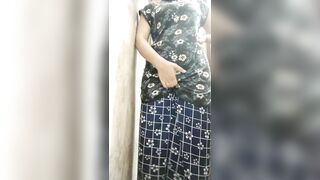 Hot aunty ne aapne kapde uatare aur dekhaya hot figure indian hot desi aunty