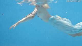 Finnish blonde tattooed pornstar Mimi underwater