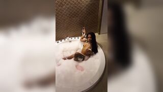 Latina en el jacuzzi delicioso con su botella sexi sumisa encantadora morbosa perrita domable ven a darme mi lechita