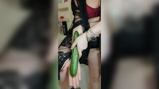 Milf870 plays with her vegetables pussy stretching