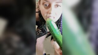 Milf870 plays with her vegetables pussy stretching