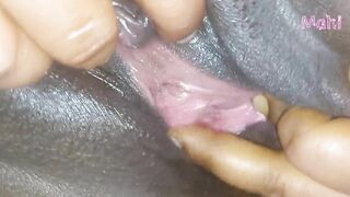 Homemade Tamil mahi aunty clean shaved black pussy rubbing and Fingering his hand closeup shot