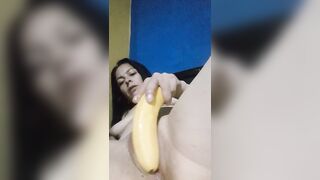 Me masturbo con un banano ...que rico placer