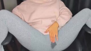 BABY IN GRAY LEGGINS MAKES SQUIRT ????