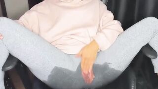 BABY IN GRAY LEGGINS MAKES SQUIRT ????