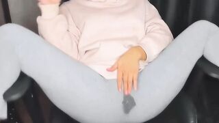 BABY IN GRAY LEGGINS MAKES SQUIRT ????