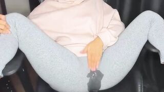 BABY IN GRAY LEGGINS MAKES SQUIRT ????