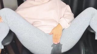 BABY IN GRAY LEGGINS MAKES SQUIRT ????