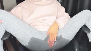 BABY IN GRAY LEGGINS MAKES SQUIRT ????