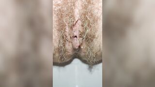 Natural hairy pussy pissing with menstrual cup inside ???????? Close up