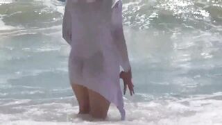 wetlook white shirt slut showing her boobs in water !!!